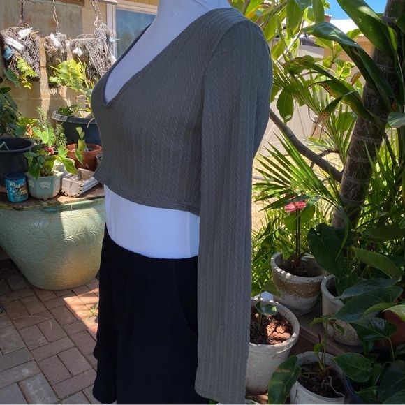 Bnwot like an olive green blouse - Picture 5 of 9